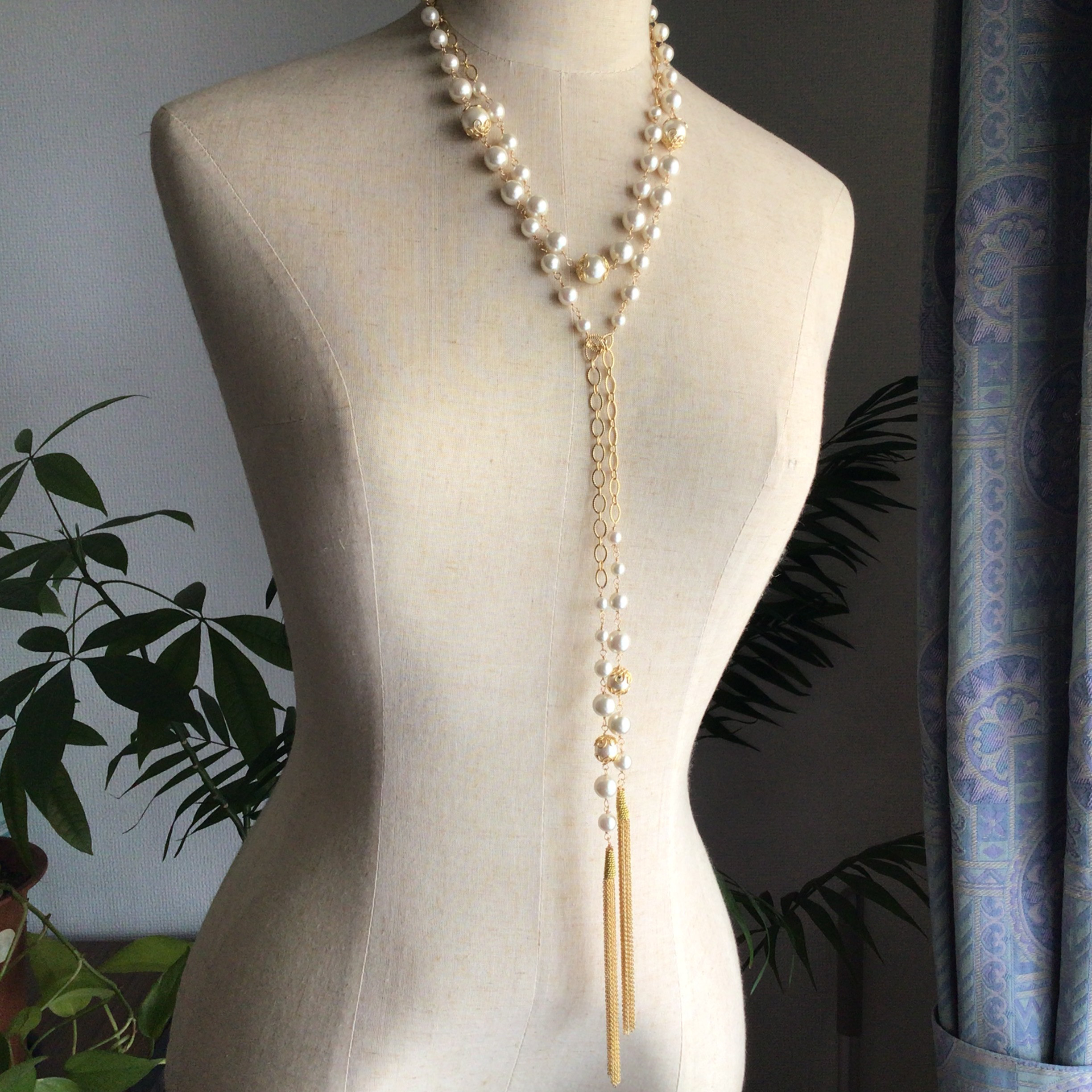 エレガントなシルキーパールとゴールドチェーンのラリエット