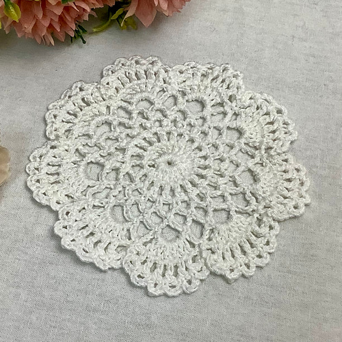 ⚫︎レース編みのドイリー・コースター(白&黒・計2枚セット