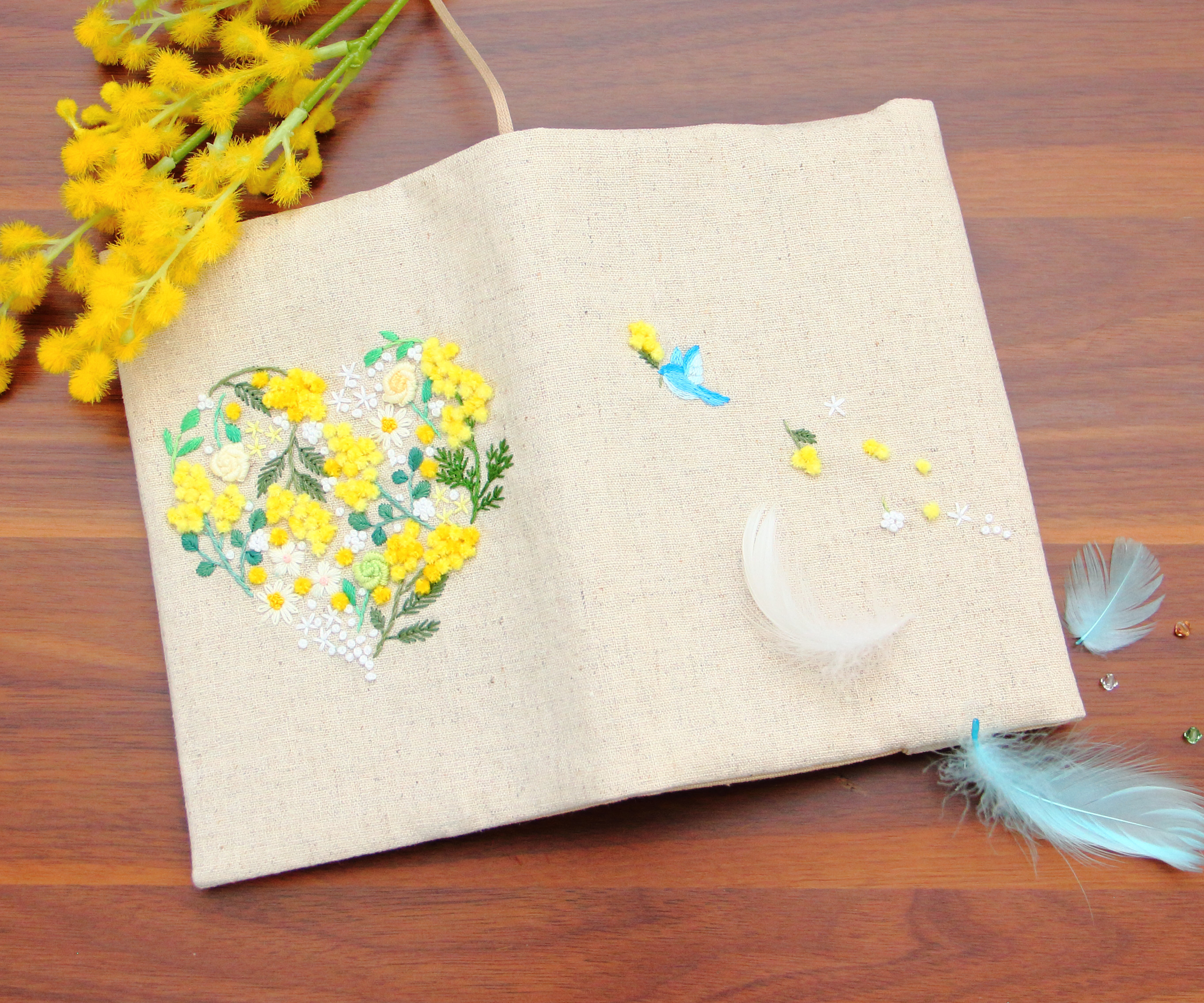 ブックカバー　ハートのミモザ　手刺繍