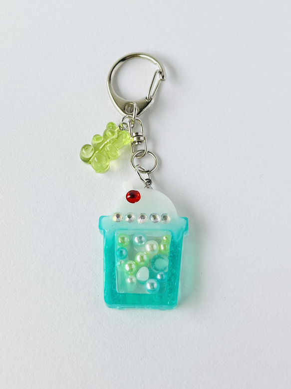 メロンソーダのキーホルダー レジン シェイカー 緑色 春 夏 おそろい