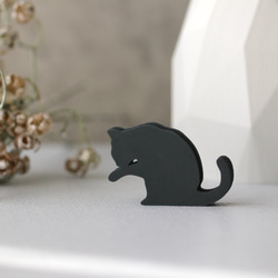 メモスタンド　カードスタンド　毛繕いする猫シルエット　マットコールグレー 3枚目の画像