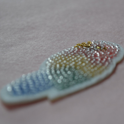 ガラスビーズ刺繍ワッペン】コンゴウインコ 鳥 シール付き 野島刺繍