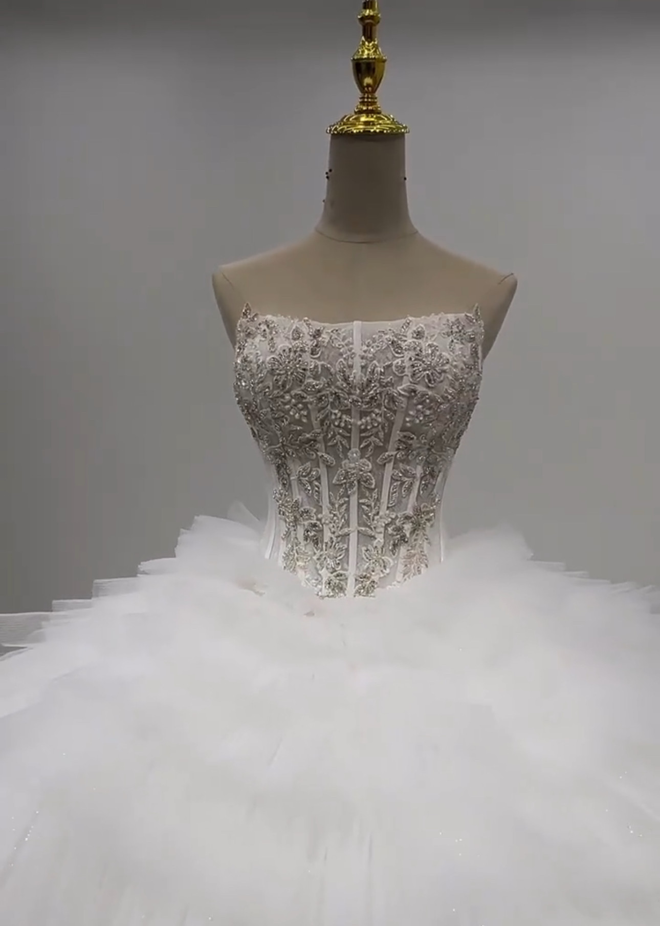 美品！多層チュール　白　チューブトップ　エレガントな刺繍　リーフ　パール付き　ボリューム　豪華なウェディングドレス前撮り