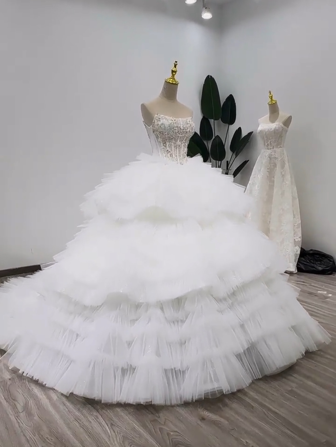 美品！多層チュール　白　チューブトップ　エレガントな刺繍　リーフ　パール付き　ボリューム　豪華なウェディングドレス前撮り