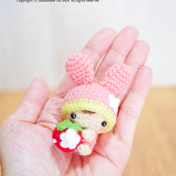 ★即日発送★桜カラー♡イチゴ抱っこのうさ耳帽子のベビーちゃん（お花付き）／ピンク＜約5cm＞ 4枚目の画像