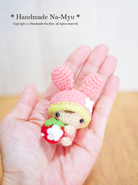 ★即日発送★桜カラー♡イチゴ抱っこのうさ耳帽子のベビーちゃん（お花付き）／ピンク＜約5cm＞ 4枚目の画像