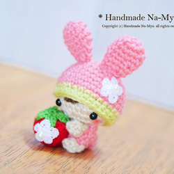 ★即日発送★桜カラー♡イチゴ抱っこのうさ耳帽子のベビーちゃん（お花付き）／ピンク＜約5cm＞ 2枚目の画像