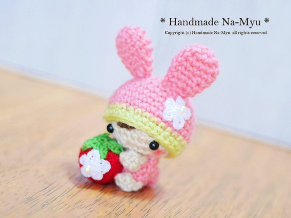 ★即日発送★桜カラー♡イチゴ抱っこのうさ耳帽子のベビーちゃん（お花付き）／ピンク＜約5cm＞ 2枚目の画像