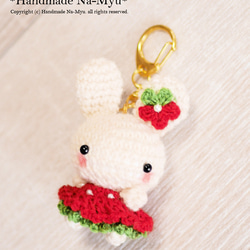 ★即日発送★桜カラー♡イチゴ抱っこのうさ耳帽子のベビーちゃん（お花付き）／ピンク＜約5cm＞ 6枚目の画像