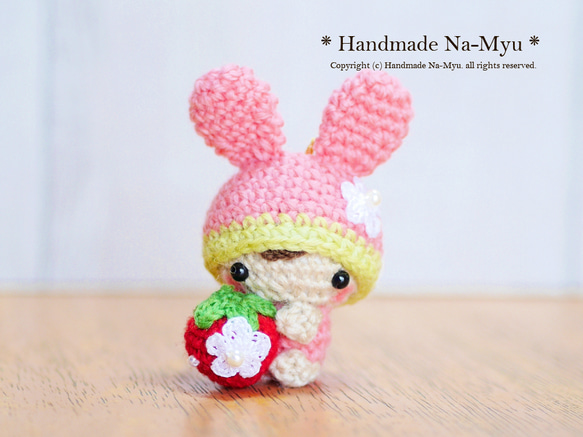 ★即日発送★桜カラー♡イチゴ抱っこのうさ耳帽子のベビーちゃん（お花付き）／ピンク＜約5cm＞ 1枚目の画像