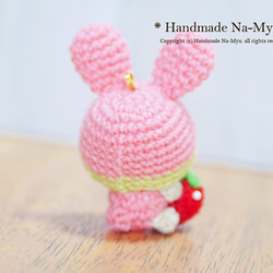 ★即日発送★桜カラー♡イチゴ抱っこのうさ耳帽子のベビーちゃん（お花付き）／ピンク＜約5cm＞ 3枚目の画像