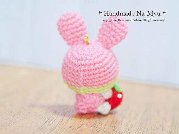 ★即日発送★桜カラー♡イチゴ抱っこのうさ耳帽子のベビーちゃん（お花付き）／ピンク＜約5cm＞ 3枚目の画像