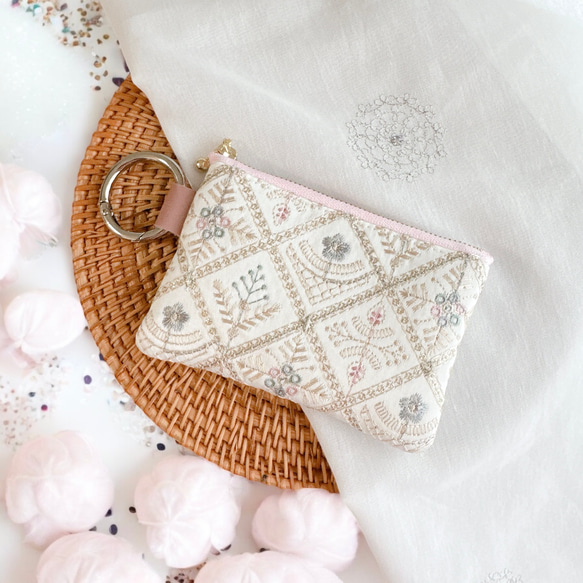 1点限定】豪華インド刺繍生地◇カラビナ付きフラットポーチ/マルチ