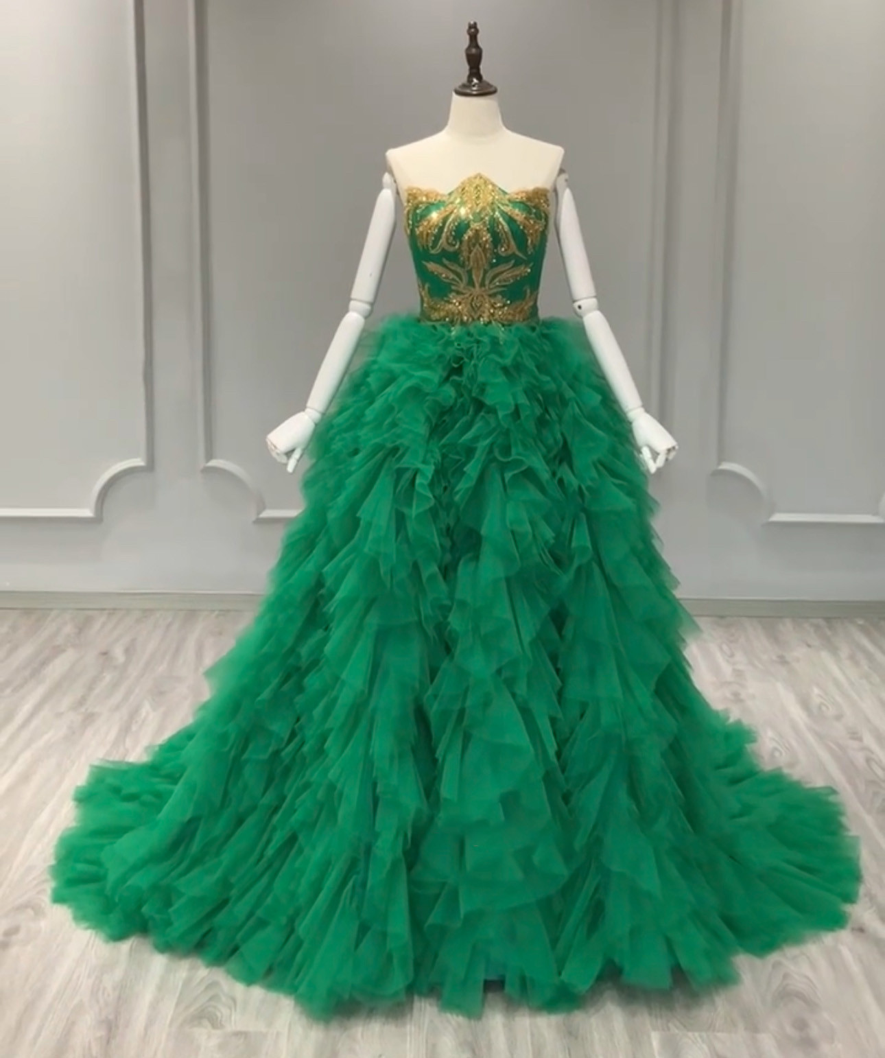目立つ　カラードレス　グリーンゴールド　王道派目立つ　ギャザー　ラッフルスカート　チュール　ビスチェライン　レース演奏会