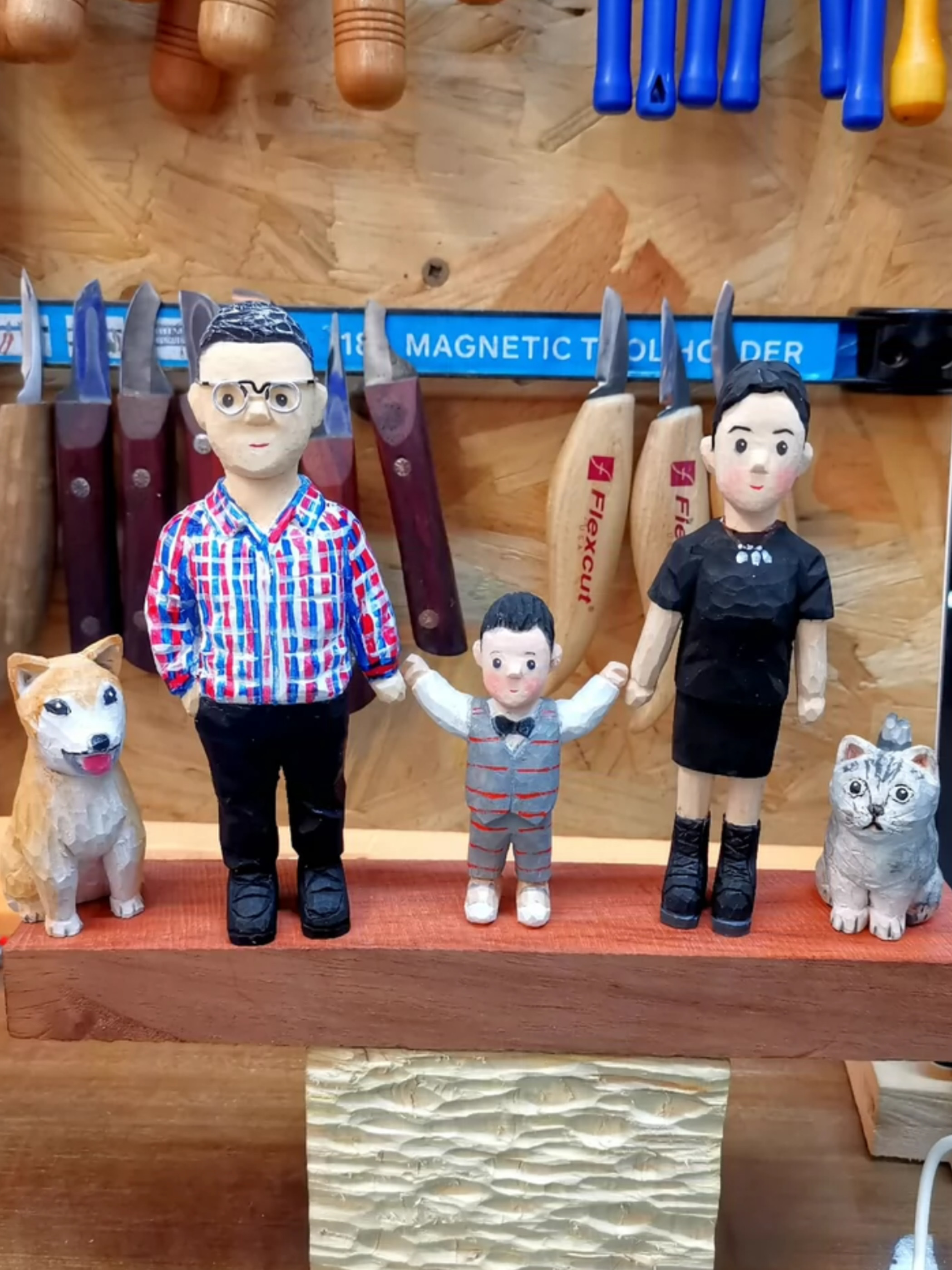 オーダーメイド木彫り人形｜家族・結婚・ペットの温かい瞬間を記録、写真から彫刻製作贈り物 きねんひん