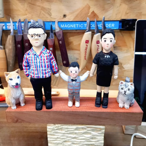 オーダーメイド木彫り人形｜家族・結婚・ペットの温かい瞬間を記録