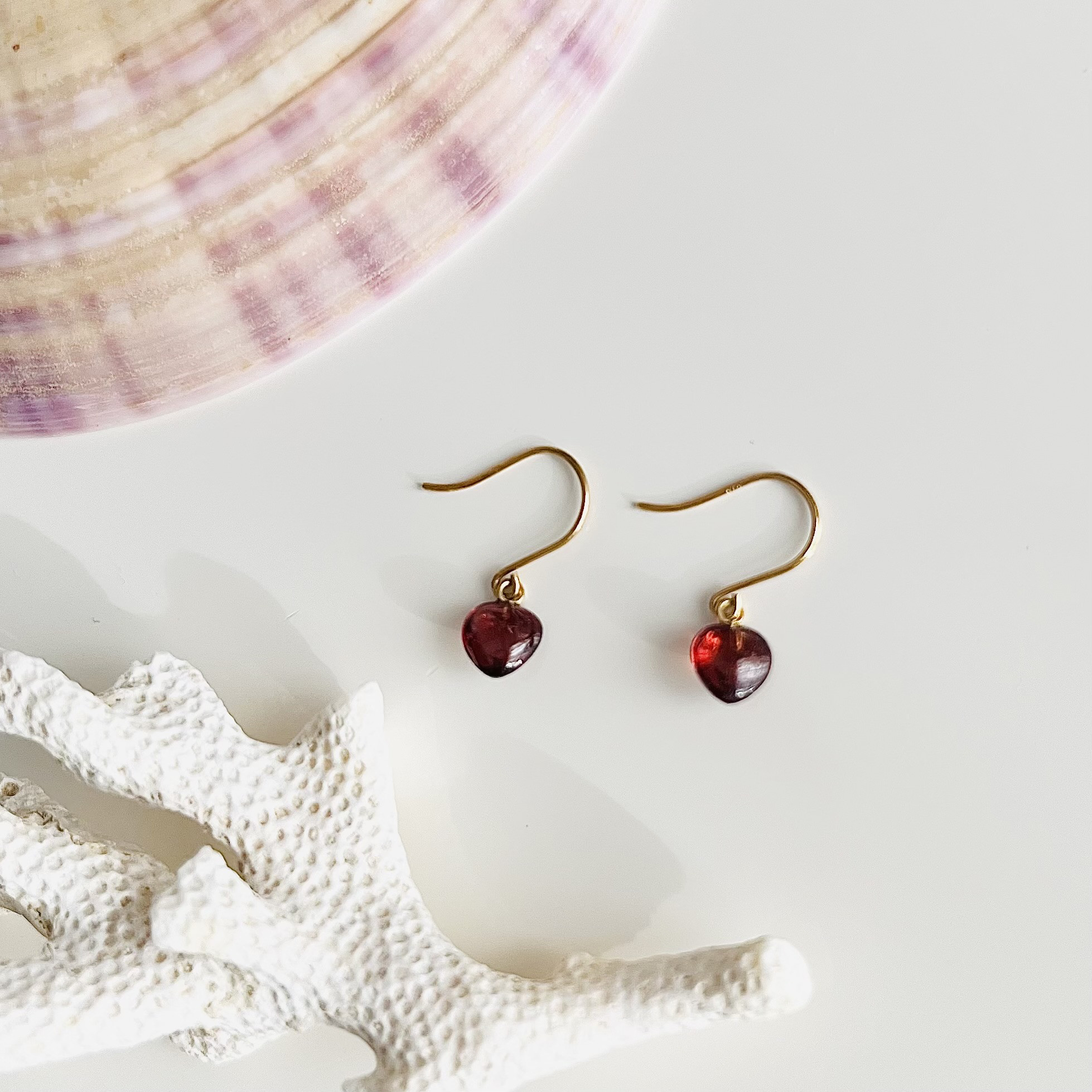 【K18】ハート型ガーネットピアス