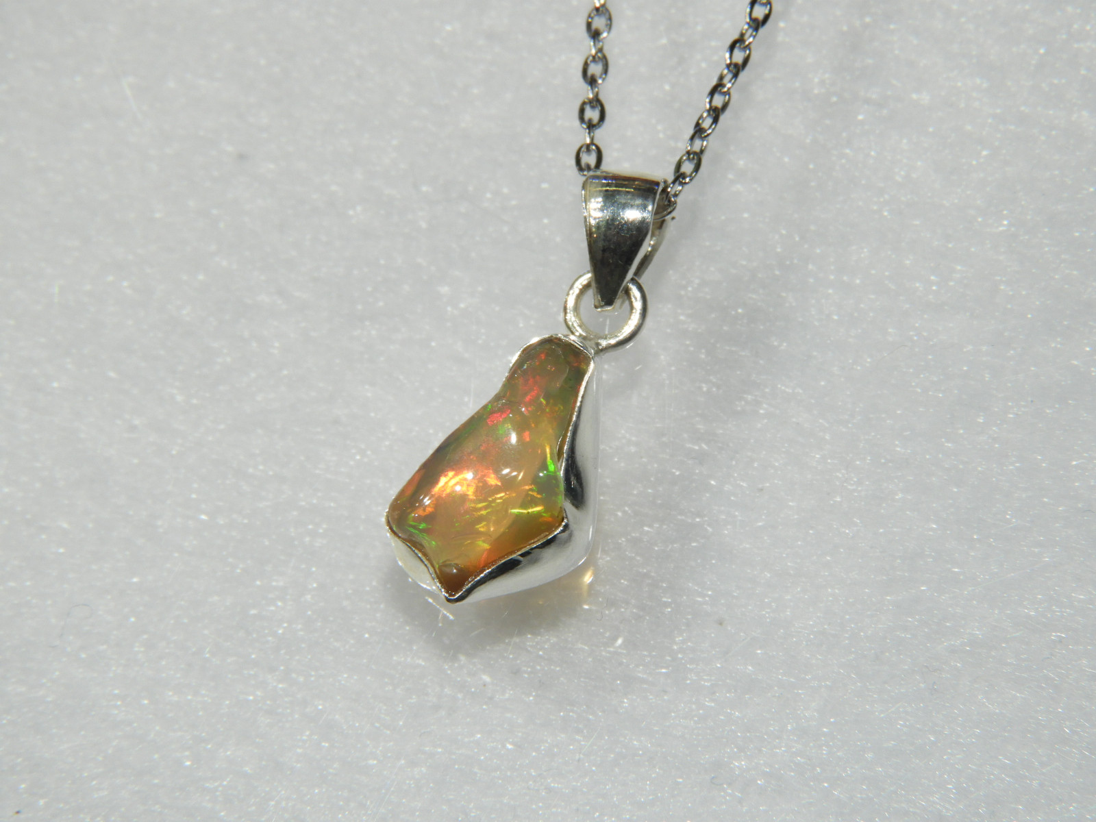 遊色効果のキラキラが魅了するオパールペンダントネックレス！メイドインジャパン！一点物　シルバー925　天然石１４