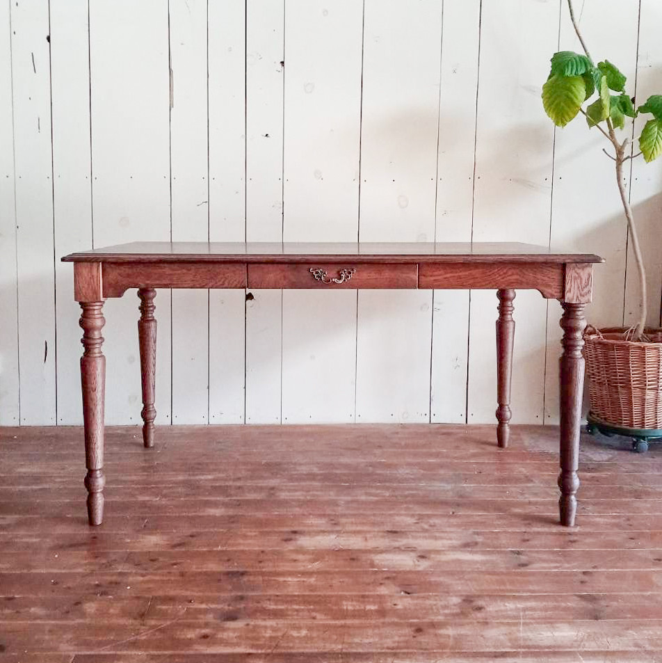 おしゃれなダイニングテーブルclassic 輸入住宅向けターンドレッグテーブル アンティーク調ろくろ足 ホワイトオーク