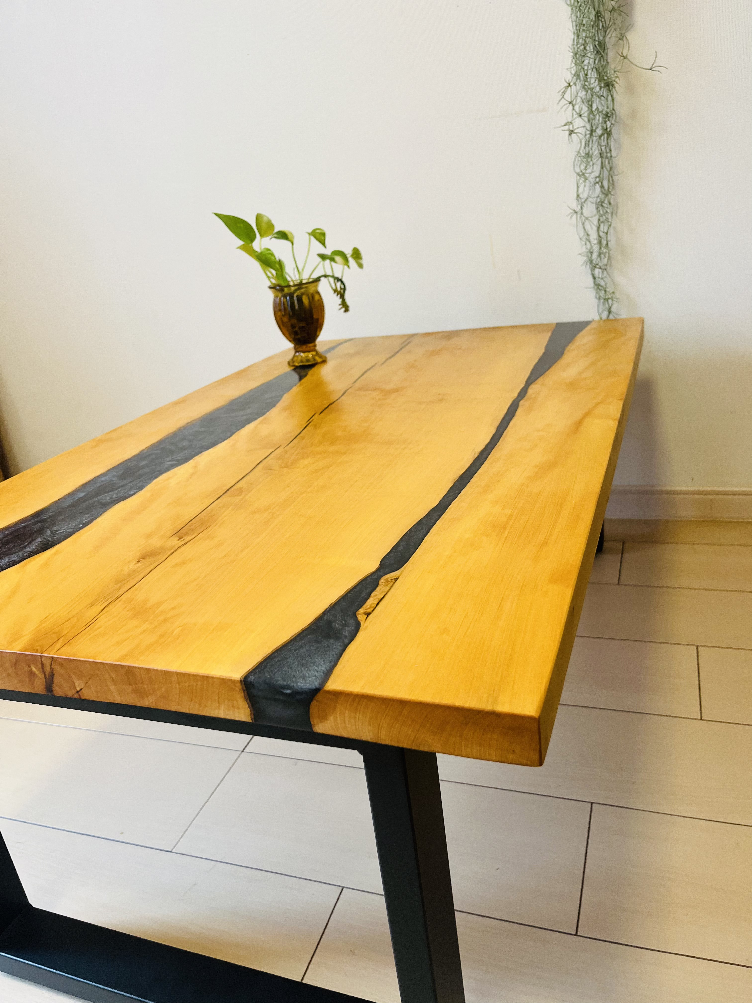 レジンテーブル　リバーテーブル　アイアンテーブル　ローテーブル  メープルの木