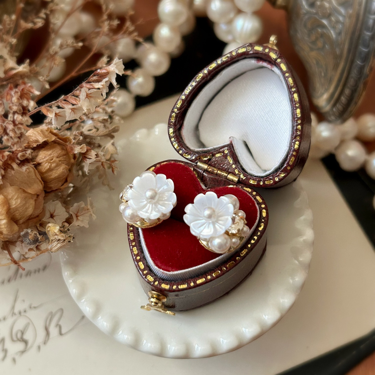 シェル花とスワロのパール小ぶりピアス【上品･セレモニー･結婚式･お呼ばれ･ママ･卒業入学式】{RPG-1048｝