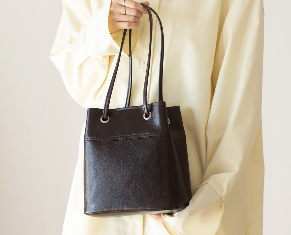 3WAY巾着バッグ｜オイルワックス風PUレザー【ダークチョコ】軽量300g｜長財布OK｜ファスナーポケット｜お出かけ旅行