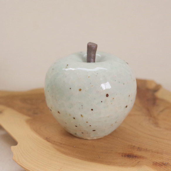 リンゴ形状の陶器オブジェ