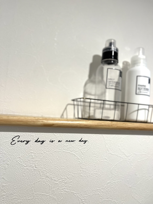 メッセージシリーズ＊Everyday is a new day. ウォールステッカー 名言 転写シール おしゃれ カフェ 1枚目の画像