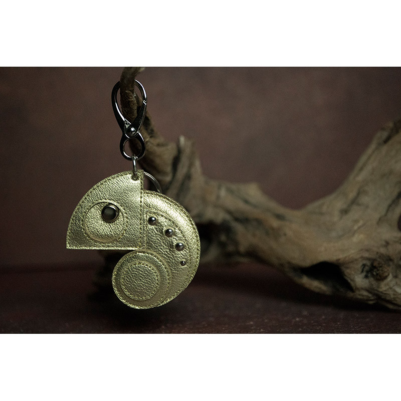 カメレオン デザイン / ヤギ革 キーホルダー ( ミディアム / ゴールド )