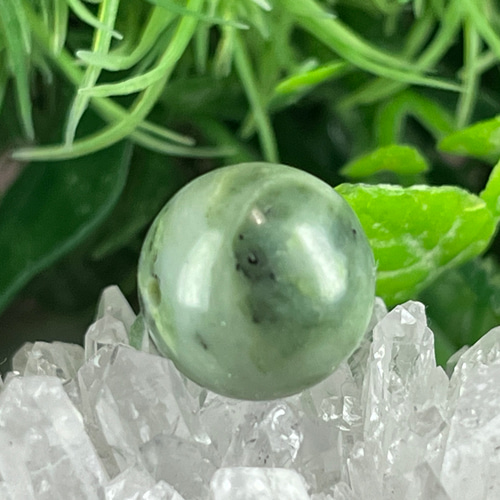 幻のヒスイ　北海道　日高翡翠　穴あき　丸玉　第三の翡翠 幻のヒスイ北海道日高翡翠穴あき丸玉第三の翡翠
