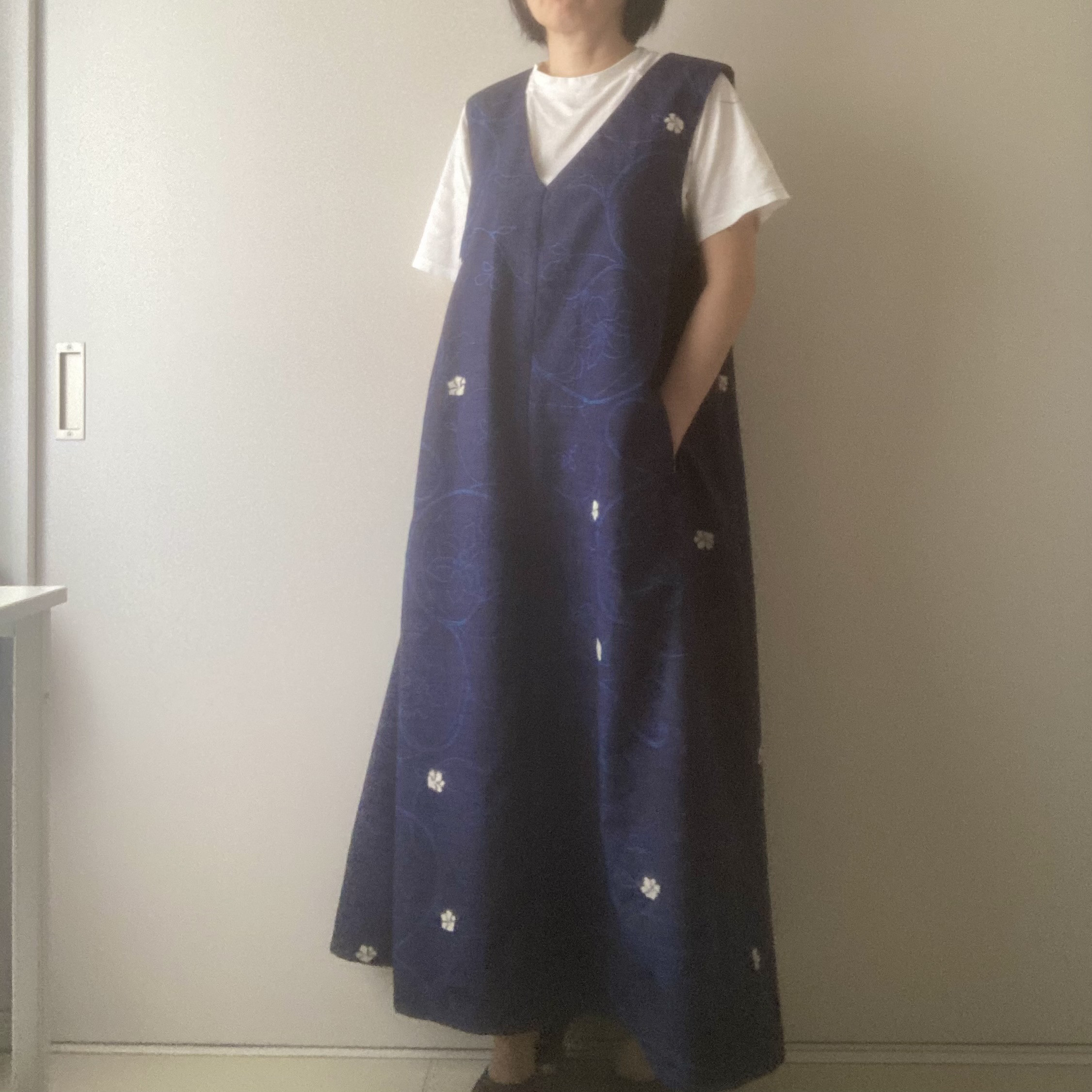 最終価格、八の⑧　着物リメイク　紬のワンピース、ジャンパースカート 着物リメイク つむぎのジャンパースカート 紺線描の花
