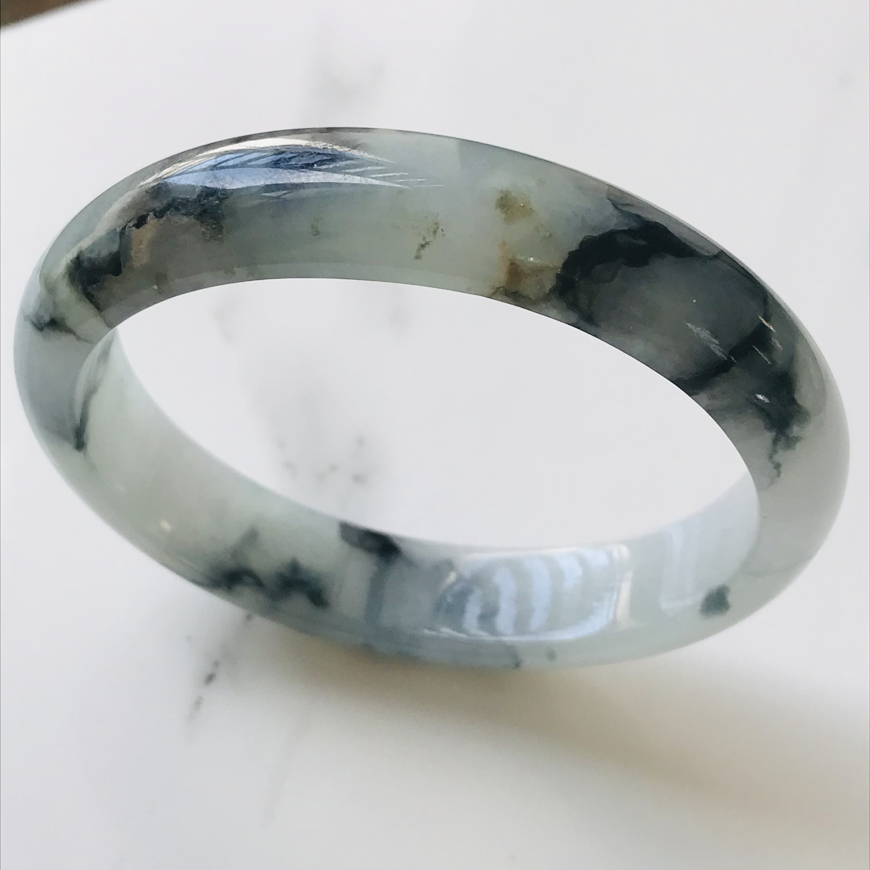 [B510-0162］翡翠　くりぬき　バングル　天然石　一点物　ミャンマー産　55.9×49.5mm