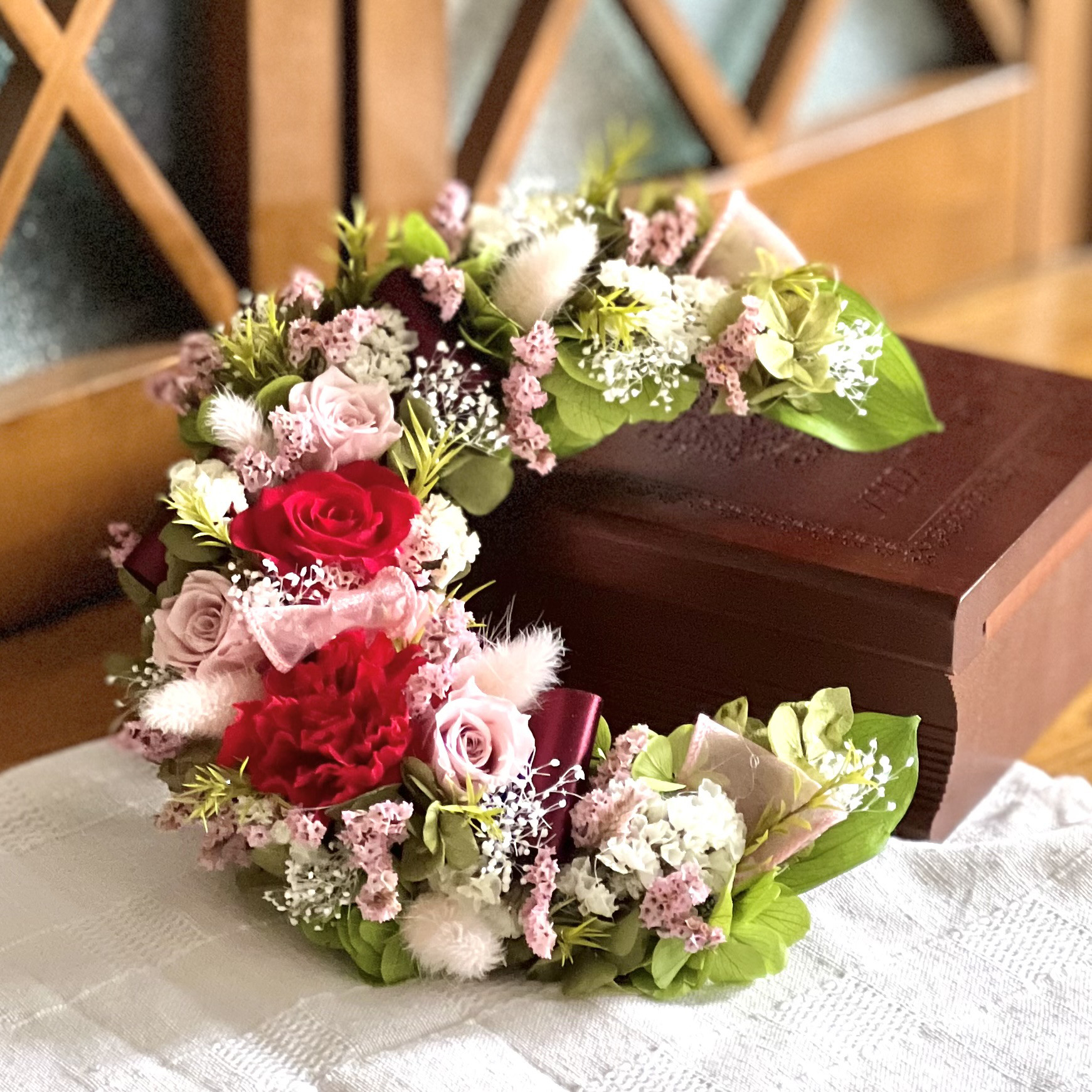 【Creema限定】赤いカーネーションとバラのクレセントリース