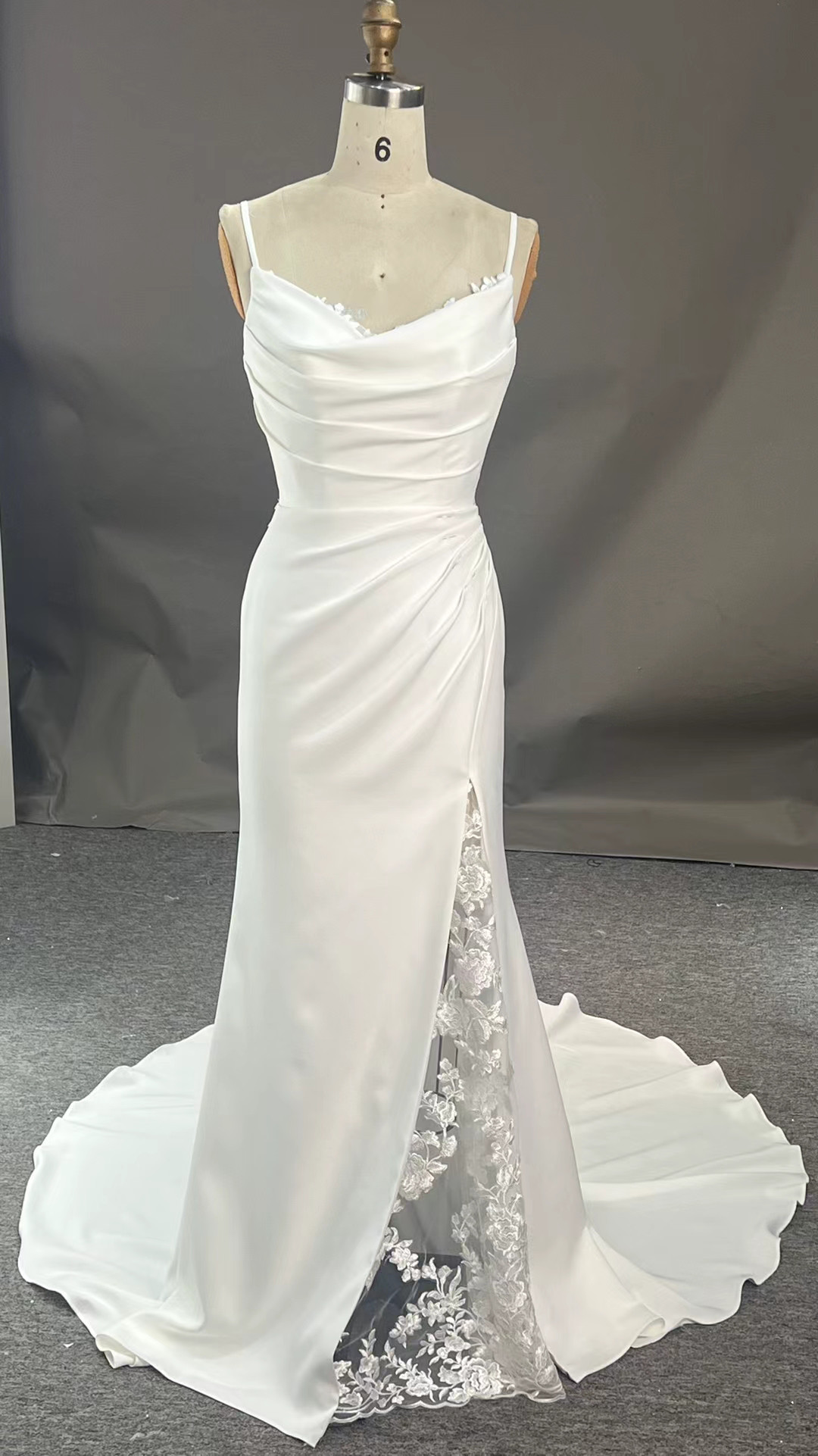 シンプルなウエディングドレス　キャミソール　刺繍　トレーン　前撮り　二次会　結婚式 披露宴