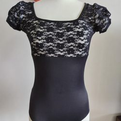 爽やかな水色の娘役風 レオタード 花のレースと胸元リボンで