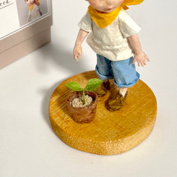 『葉っぱが出たよ！』黄色のスカーフを巻いたキラキラおめめの男の子の和紙人形　〜店舗ディスプレイや季節のインテリア雑貨に〜 6枚目の画像