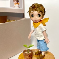 『葉っぱが出たよ！』黄色のスカーフを巻いたキラキラおめめの男の子の和紙人形　〜店舗ディスプレイや季節のインテリア雑貨に〜 8枚目の画像