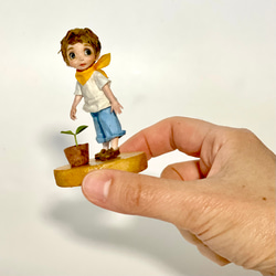 『葉っぱが出たよ！』黄色のスカーフを巻いたキラキラおめめの男の子の和紙人形　〜店舗ディスプレイや季節のインテリア雑貨に〜 7枚目の画像