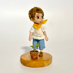 『葉っぱが出たよ！』黄色のスカーフを巻いたキラキラおめめの男の子の和紙人形　〜店舗ディスプレイや季節のインテリア雑貨に〜 5枚目の画像