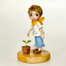 『葉っぱが出たよ！』黄色のスカーフを巻いたキラキラおめめの男の子の和紙人形　〜店舗ディスプレイや季節のインテリア雑貨に〜 2枚目の画像