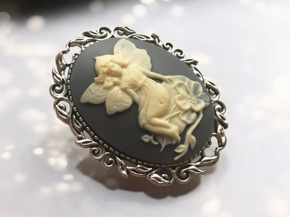 Cameo Brooch #18 カメオ ブローチ 妖精 グレー ブローチ Side*Forest
