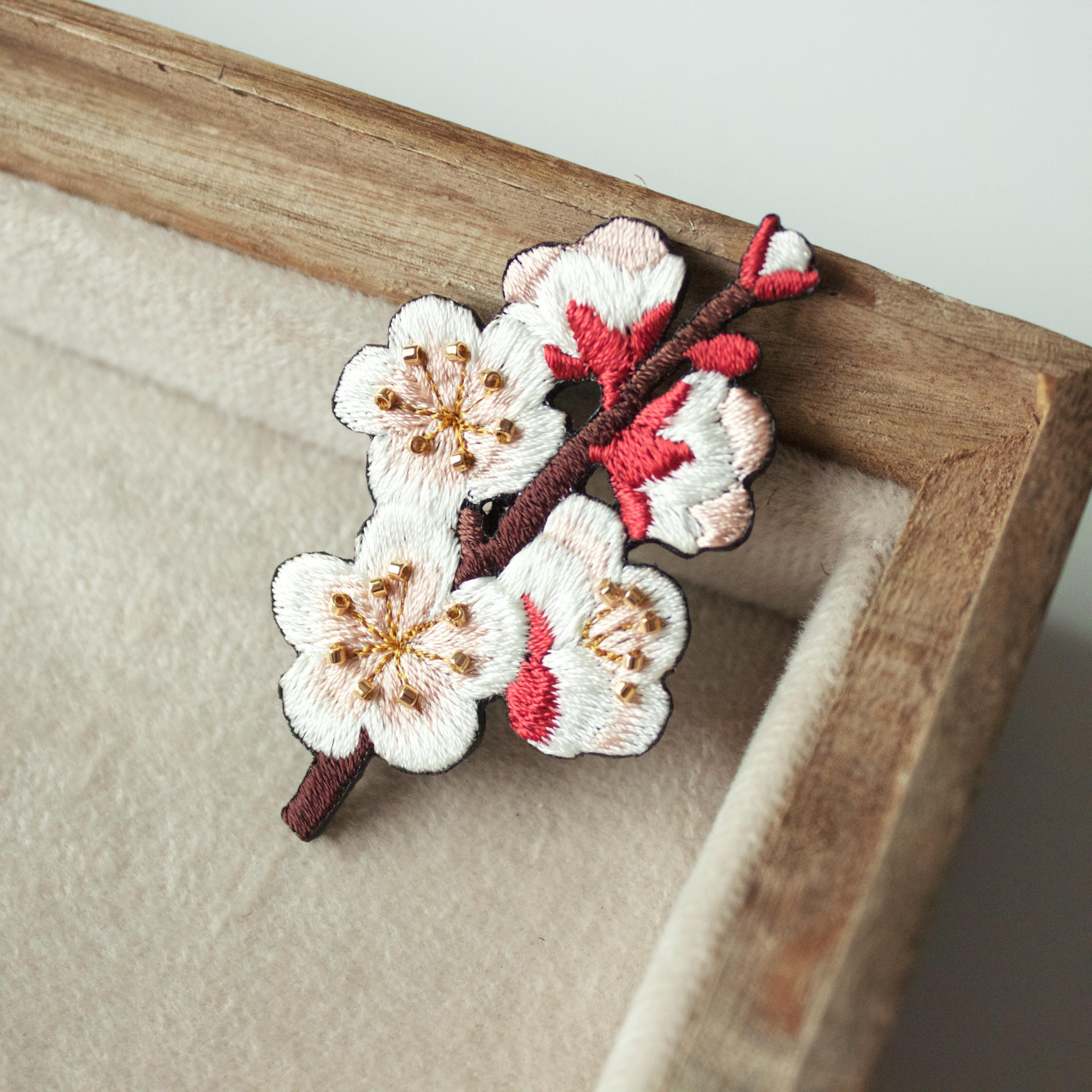 寒梅の刺繍ブローチ