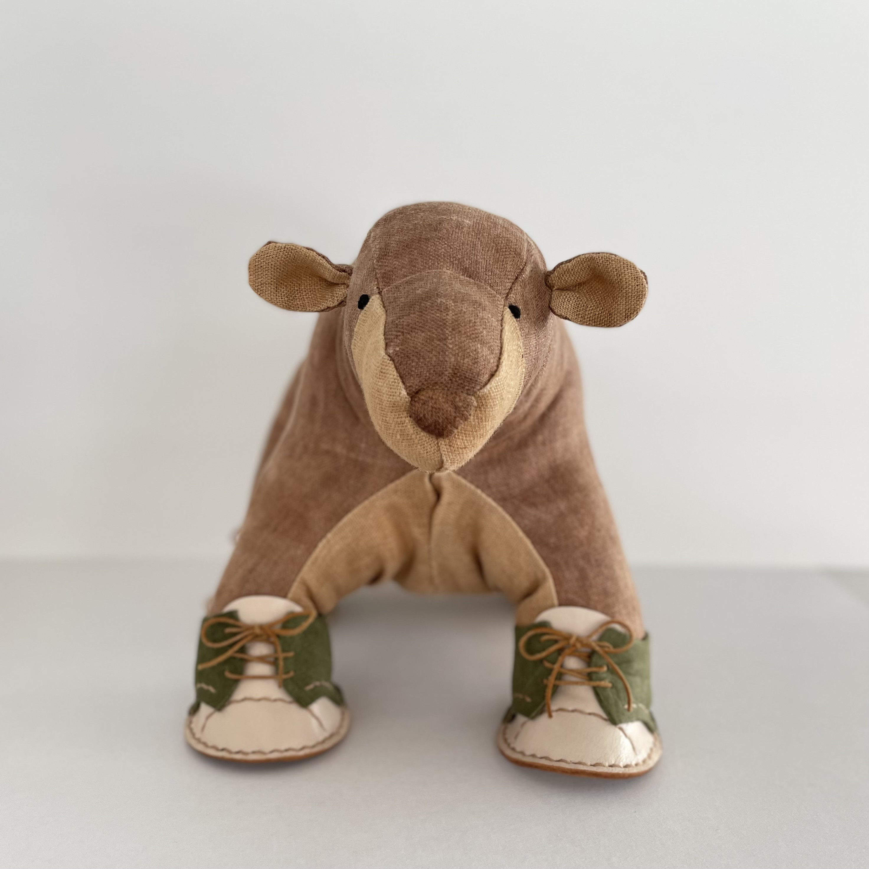 靴を履いたクマの置物ぬいぐるみ　[親クマ]