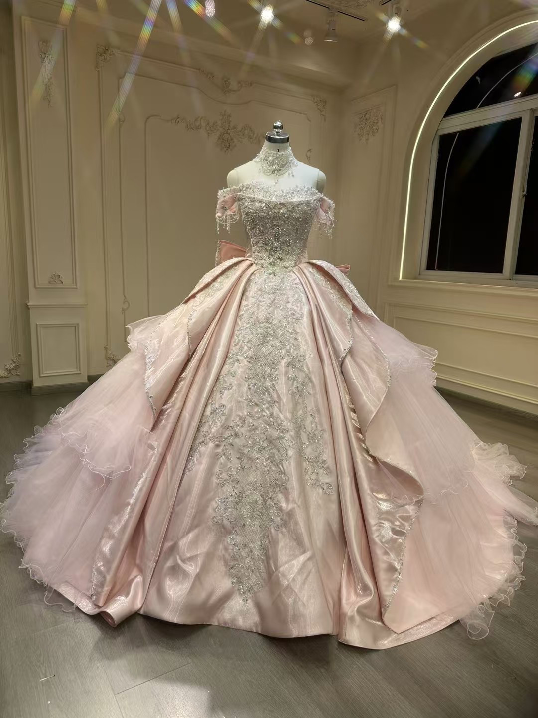 可愛いピンク　バックリボン　ギャザースカートオフショルダー　クラシカル花柄のモチーフ刺繍が美しく　二の腕を隠せる　首レス