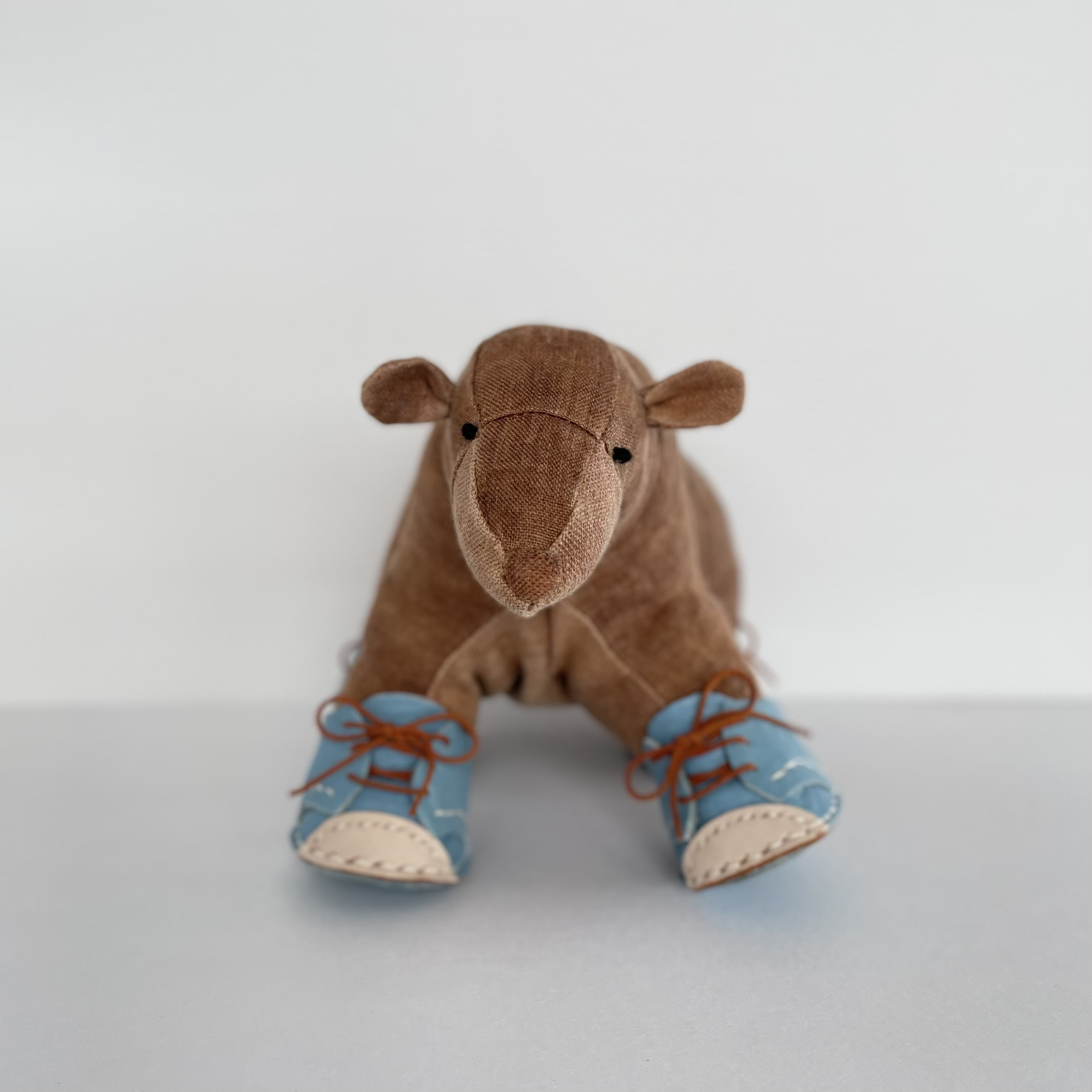 靴を履いたクマの置物ぬいぐるみ　[子クマ]