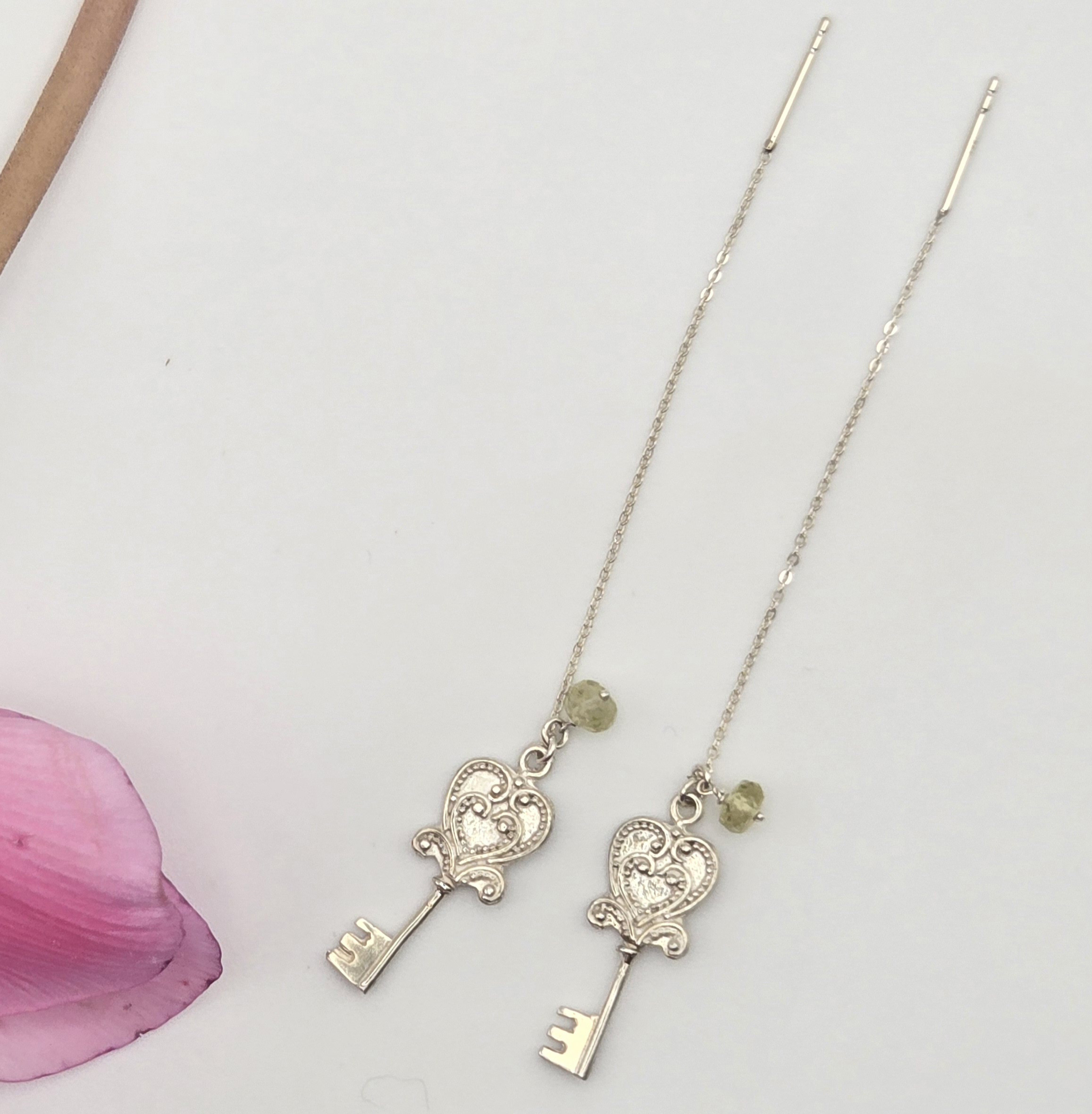 幸運の鍵（オリジナルパーツ)シルバーチェーンピアス・揺れるトルマリン