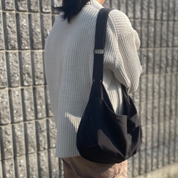 【新作】撥水加工＊超軽量　U字フォルムのショルダーバッグ♪ナイロンワッシャー♪チャコールグレー 16枚目の画像
