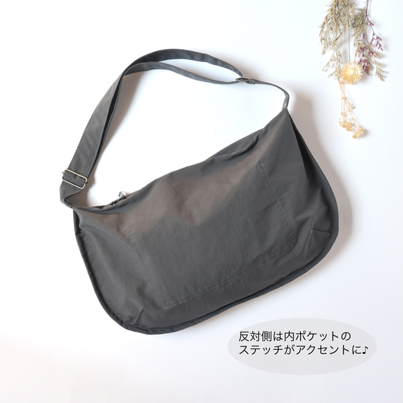 【新作】撥水加工＊超軽量　U字フォルムのショルダーバッグ♪ナイロンワッシャー♪チャコールグレー 3枚目の画像