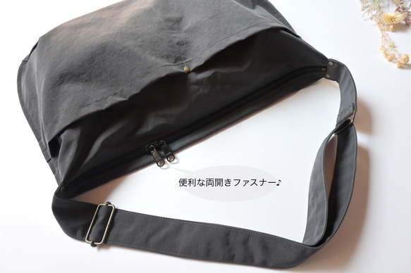 【新作】撥水加工＊超軽量　U字フォルムのショルダーバッグ♪ナイロンワッシャー♪チャコールグレー 4枚目の画像