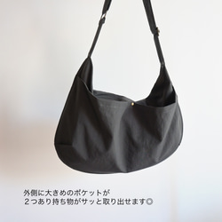 【新作】撥水加工＊超軽量　U字フォルムのショルダーバッグ♪ナイロンワッシャー♪チャコールグレー 2枚目の画像